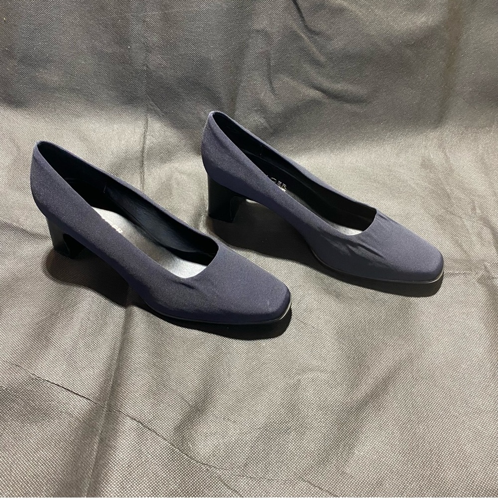 Villager Classic Navy Blue Women's Heels - Size 8 NWOT